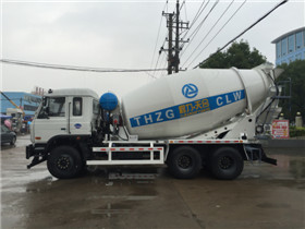 云南楚雄在我厂订够四台10方搅拌车