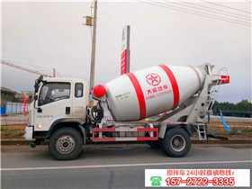 新疆余弟兄前后提二台大运7方搅拌车