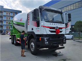 红岩杰獅大15方搅拌车